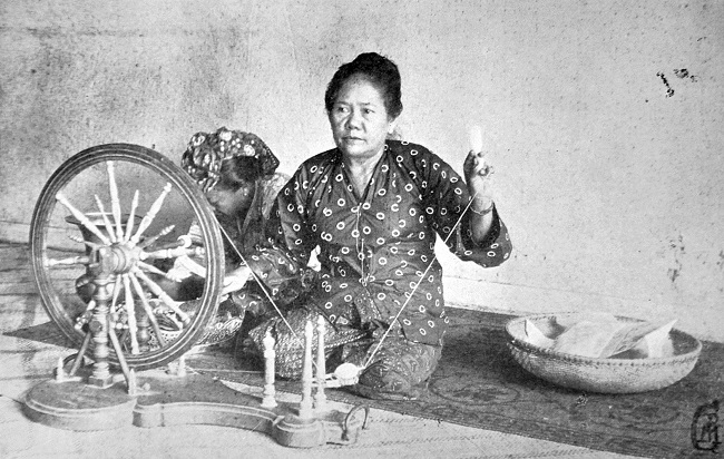 Consort seated at spinning wheel, c.1910. Reproduced in CM Pleyte, De Inlandsche nijverheid in West-Java als social-ethnologisch verschijnsel. Vol. 2, 1911. Batavia: Javasche Boekhandel en Drukkerij.